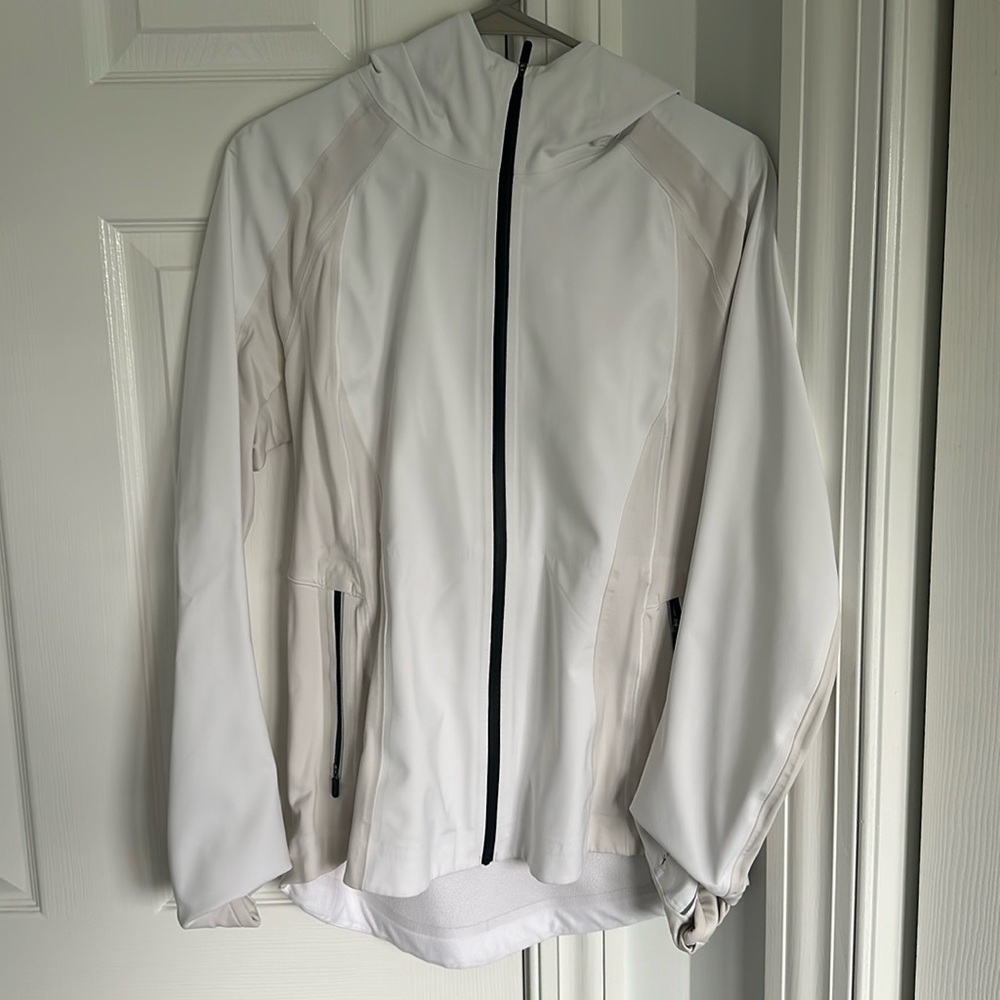White lululemon coat in very good condition (contact me for more photos)